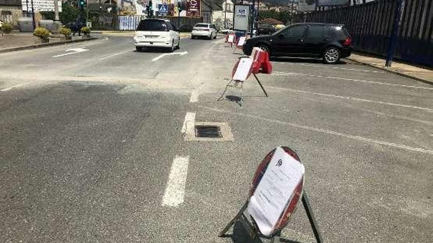 Señales para prohibir el aparcamiento, ayer, en O Burgo.