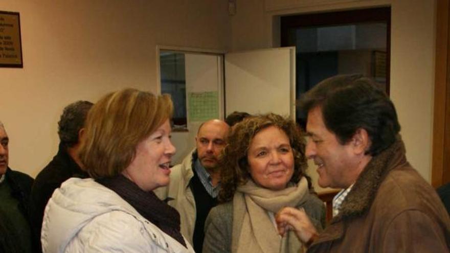 Fernández saluda a Servanda García (izquierda), del PSOE de Vegadeo.