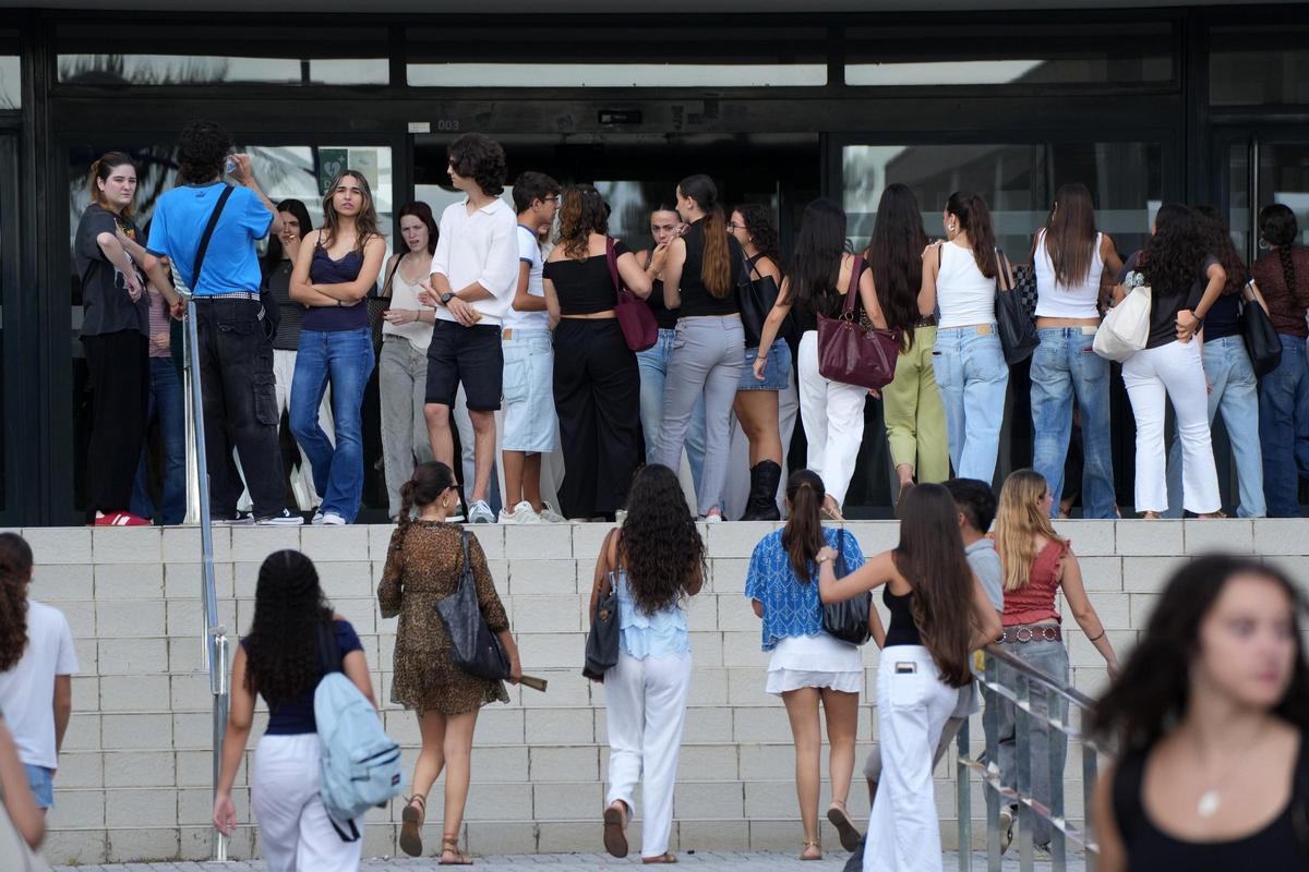 Alumnado de la Universitat Jaume I entrando en la facultad de Ciencias Humanas y Sociales.