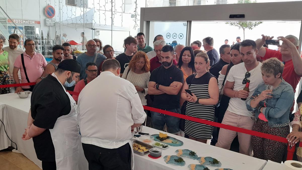 Decenas de vecinos no quisieron perderse la elaboración de las recetas en el mercado municipal.