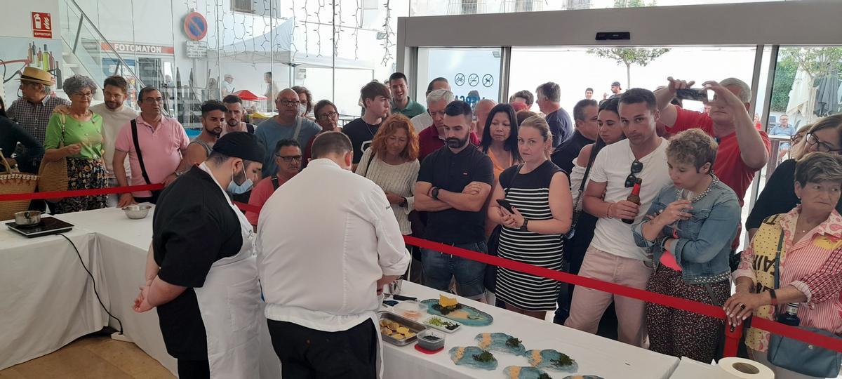 Decenas de vecinos no quisieron perderse la elaboración de las recetas en el mercado municipal.
