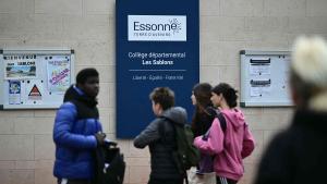 Entrada de la escuela a la que asistía el joven fallecido por una paliza, en Viry, una población de la banlieu de París.