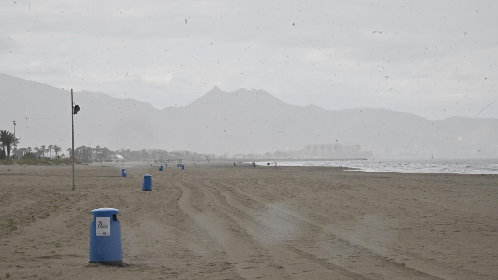 Imágenes de las playas de Castelló, cerradas para evitar aglomeraciones.