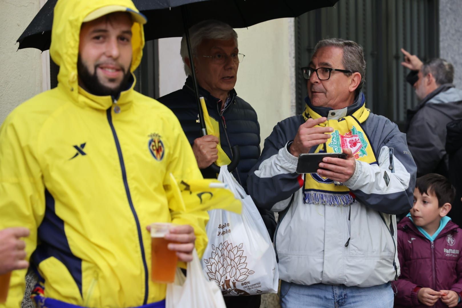 Fotogalería | La lluvia no frena las ganas de la afición del Villarreal de ver a su equipo en la final de Champions