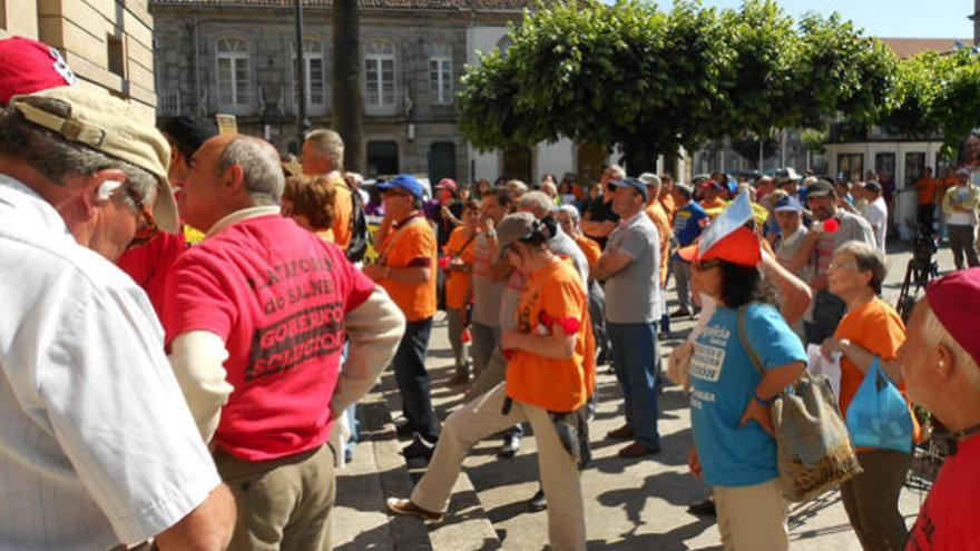 Los afectados se concentraron ante el juzgado. // E. González