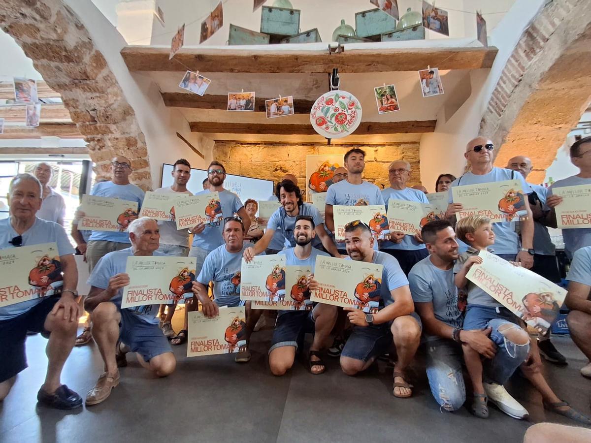 Los agricultores con sus diplomas. El concurso infunde esperanza en la pequeña agricultura