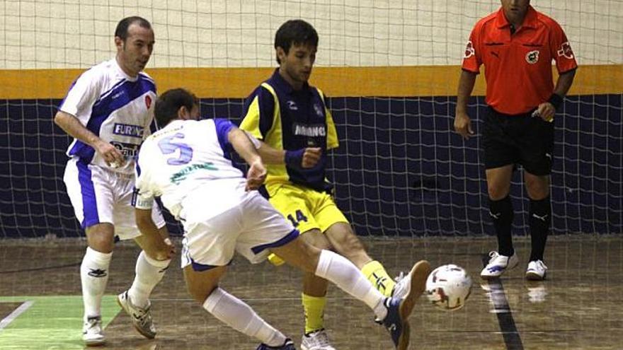 Un jugador del Atlético Benavente trata de dar un pase en un duelo amistoso de pretemporada.