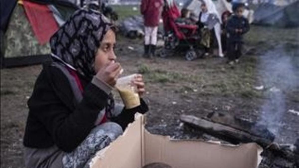 La imagen de un bebé jugando en un improvisado parque hecho con una caja de cartón en el barrizal de Idomeni se hizo viral en Mazo.