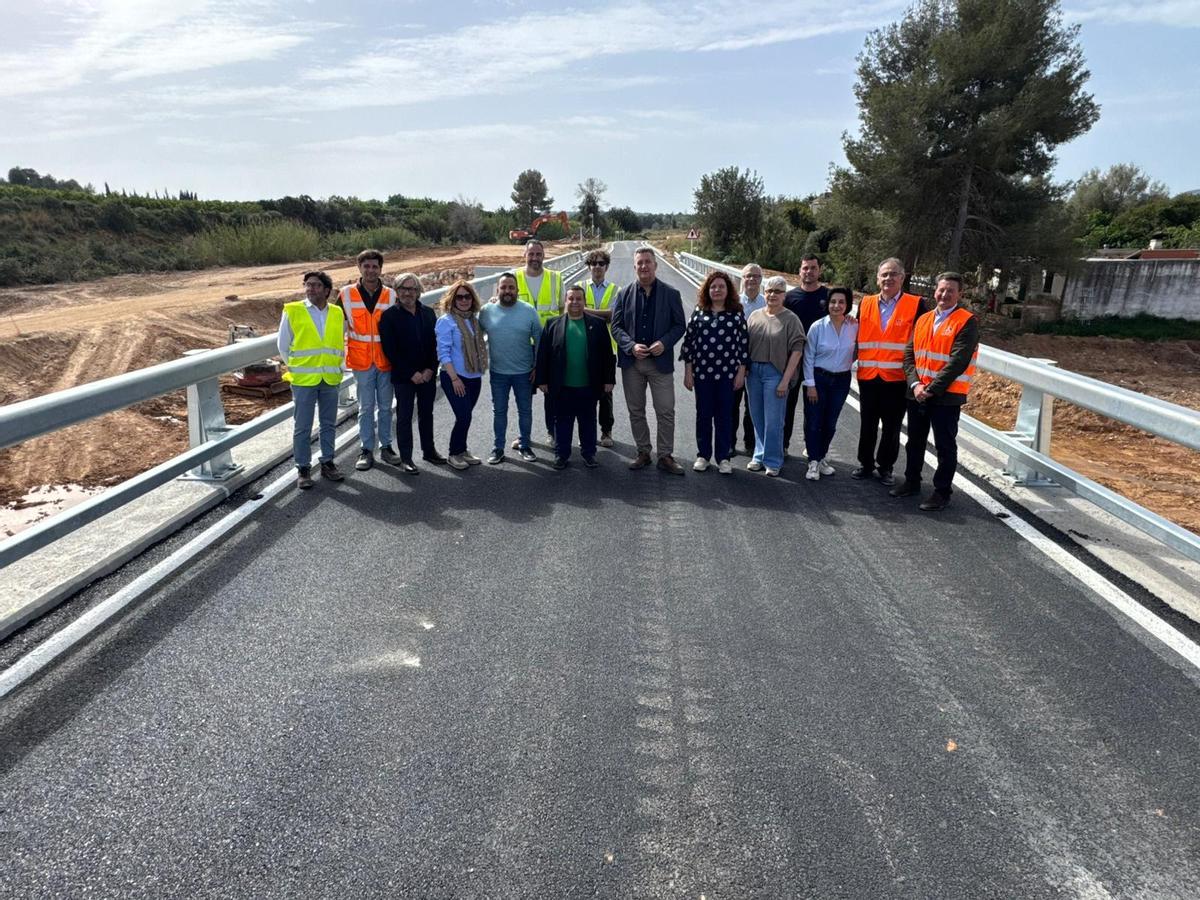 Pedralba inaugura su nuevo puente reconstruido tras la dana.