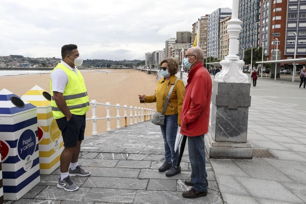 Primer día de los controladores de la playa de Gijón