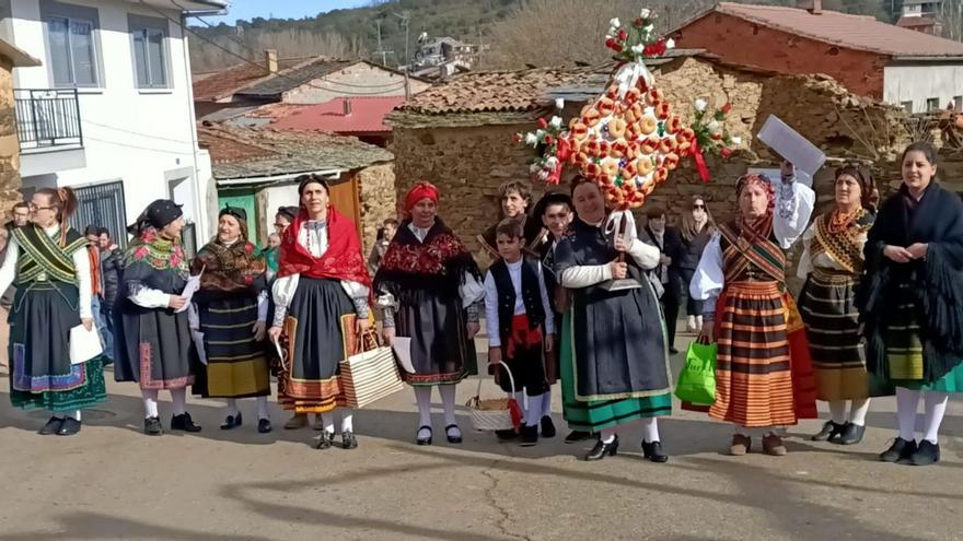 San Vicente de la Cabeza venera a s patrón en la tradicional procesión y entrega del ramo. | |  CHANY SEBASTIÁN