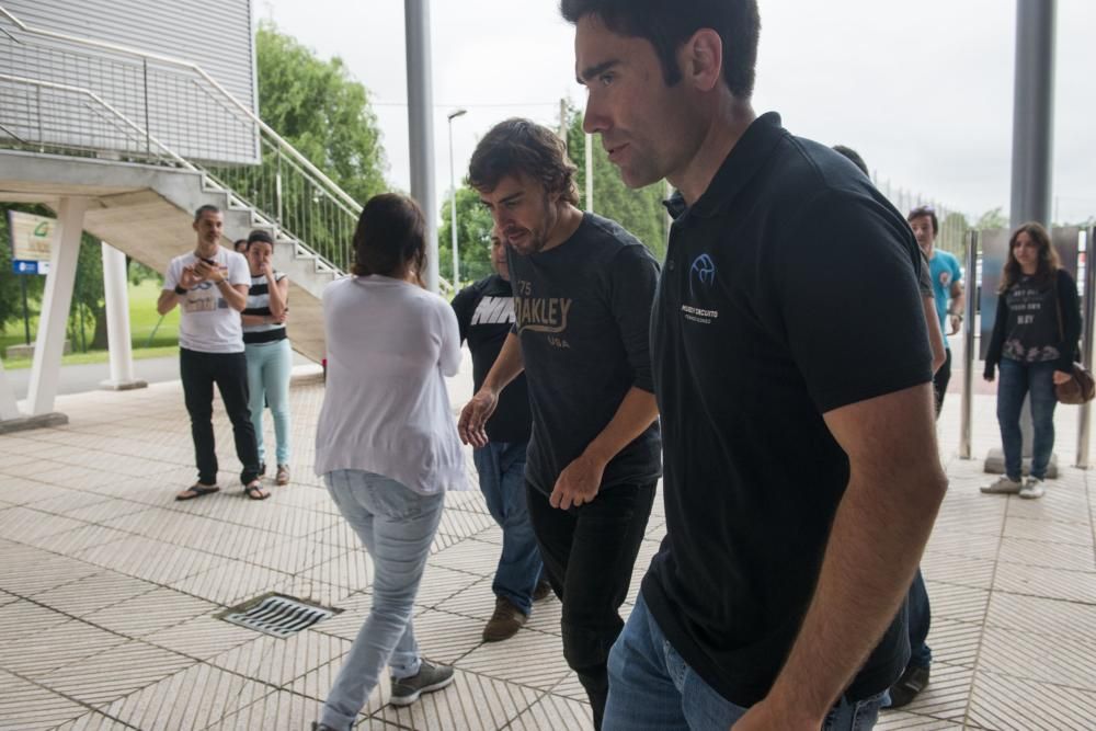 Fernando Alonso en el circuito de La Morgal para grabar un anuncio