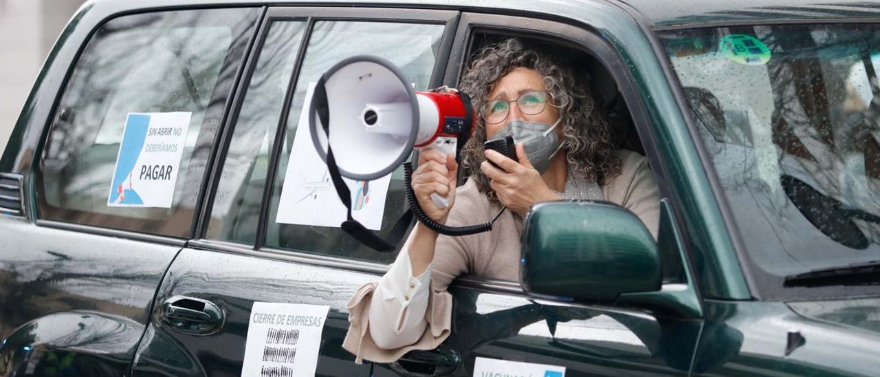 La manifestación motorizada de las patronales de Ibiza congrega a más de 120 vehículos