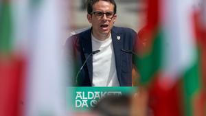 VITORIA, 14/04/2024.- El candidato de EH Bildu a Lehendakari Pello Otxandiano participa en un acto electoral este domingo en Vitoria. EFE / L. Rico