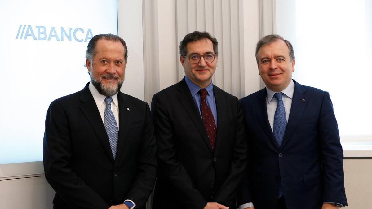 De esquerda a dereita, o presidente de ABANCA, Juan Carlos Escotet Rodríguez, o deputy CEO de BFCM, Alexandre Saada, e o CEO de ABANCA, Francisco Botas.