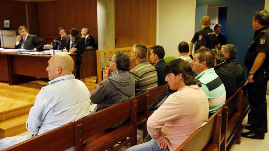 Los nueve procesados en la sala de vistas de la Sección Quinta de la Audiencia en Vigo.