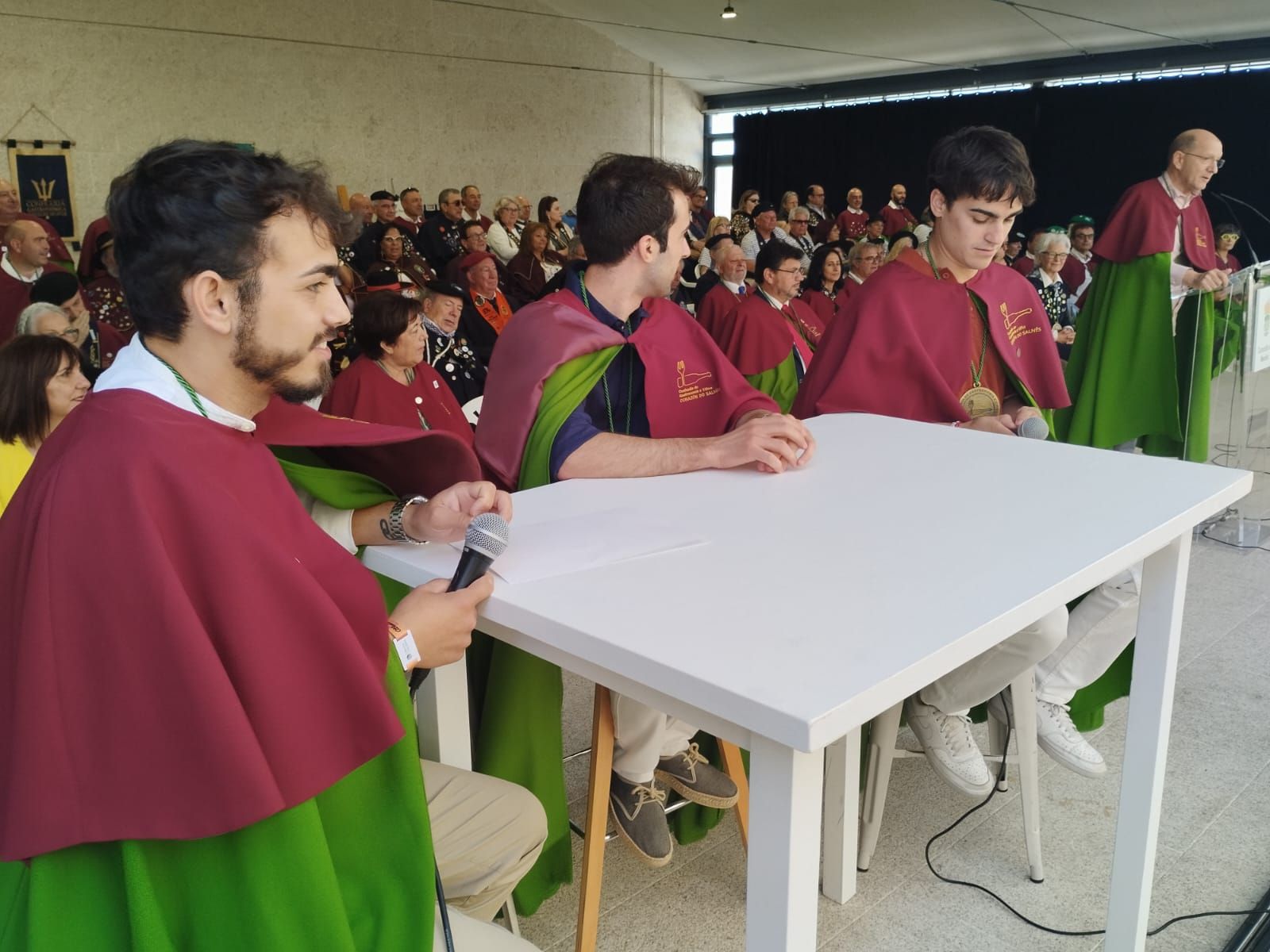 Asistentes a los actos de la Festa do Viño de Meaño.