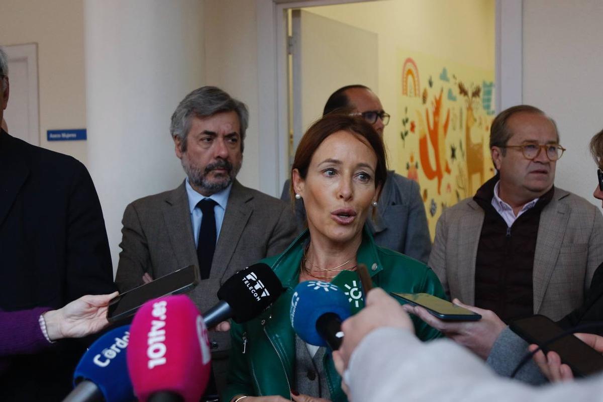 Marián Aguilar y, tras ella, Miguel Ángel Torrico, durante la inauguración de la 'sala amable' de la Policía Local.