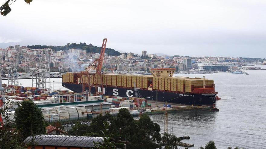 El mayor portacontenedores del mundo atraca en Vigo