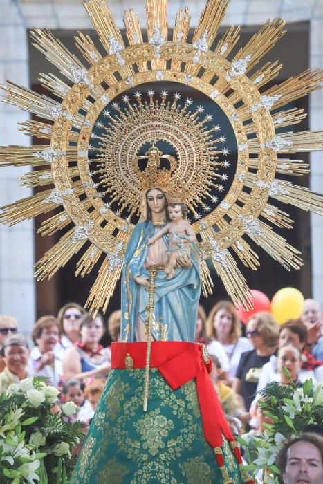 Benejúzar ha acogido el traslado de la patrona desde su santuario y un acto de homenaje a la Señera, en el día de la Comunidad Valenciana