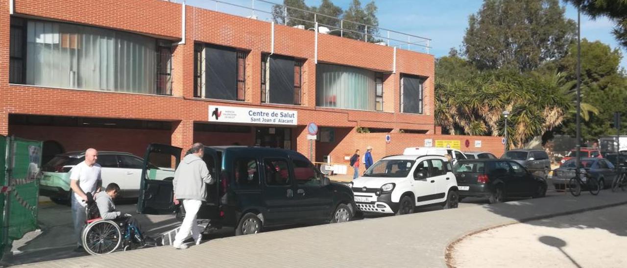 La única calle de acceso al centro de salud se encontraba ayer saturada y con los espacios dedicados a las ambulancias ocupados.