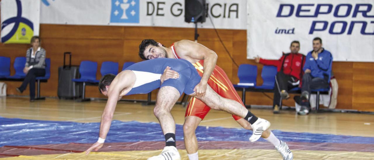 Eder Villanueva, de rojo, es uno de los luchadores más importantes de Vigo. FdV