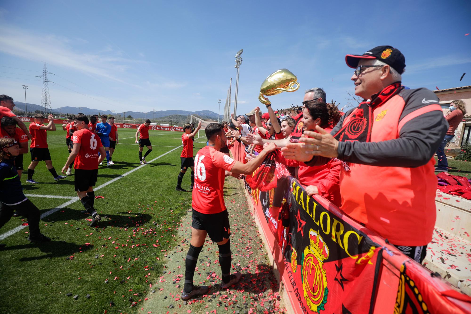 Así celebró el Mallorca B el ascenso a la Segunda RFEF.