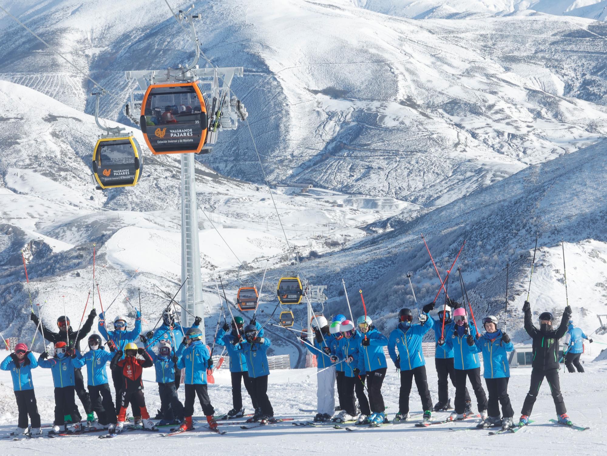 El primer día de esquí en Asturias, un éxito de público en Pajares y Fuentes