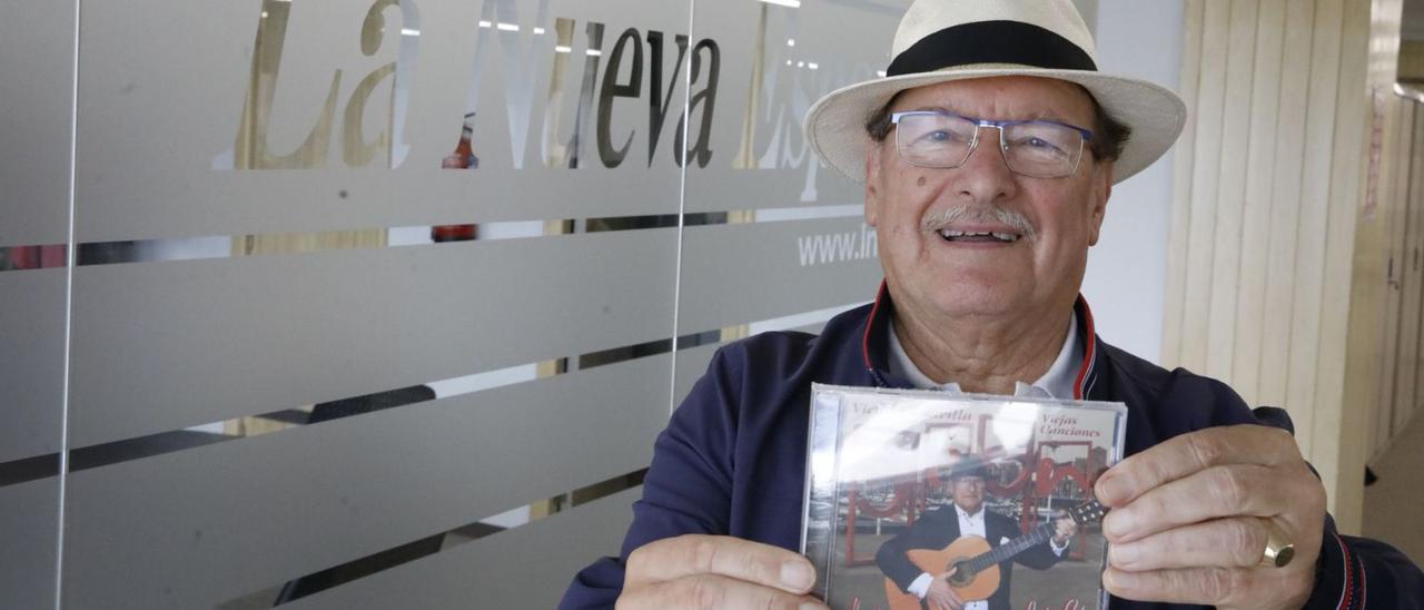 Víctor el de Cimadevilla, con su último disco, «Viejas canciones», en la redacción de LA NUEVA ESPAÑA de Gijón. | Ángel González