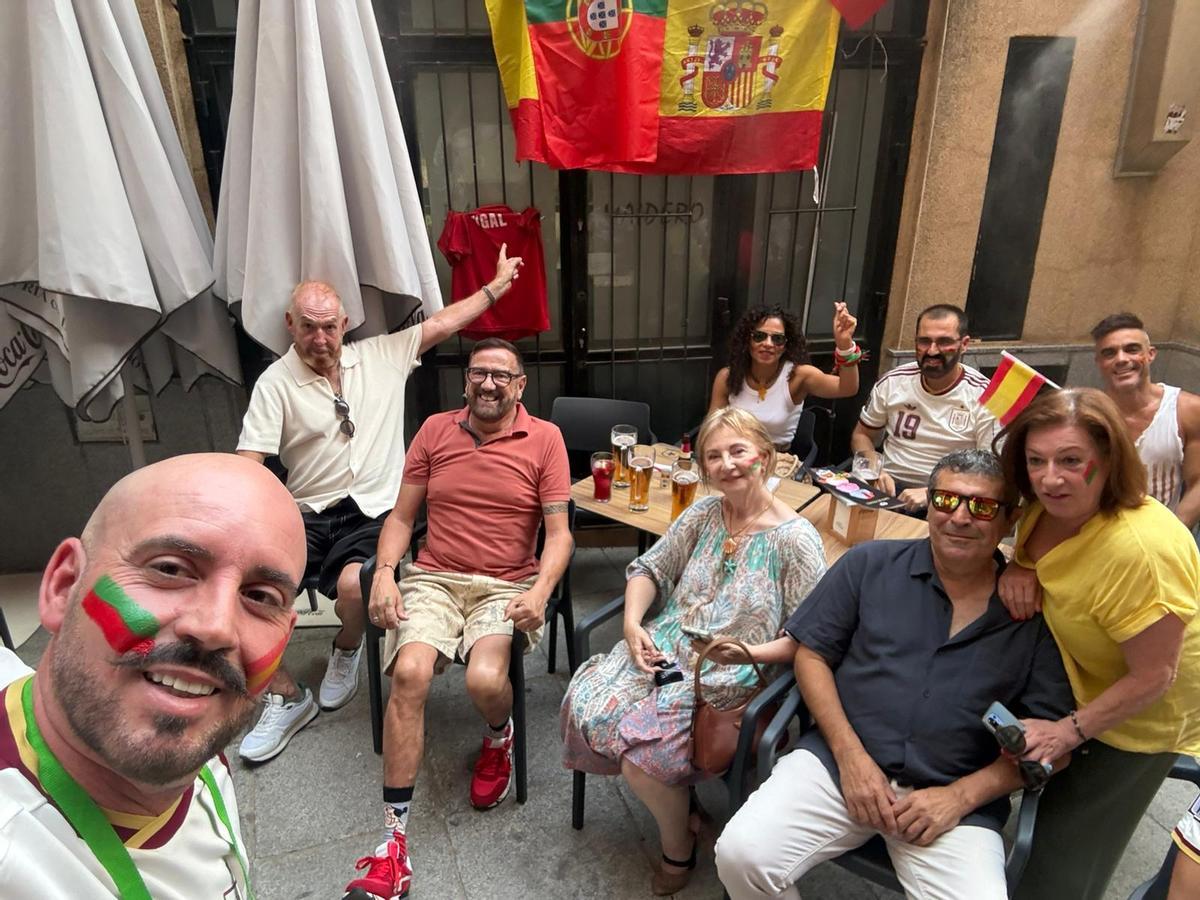 Un grupo de amigos de Portugal y España ven el partido de ambas selecciones en La Tribuna de la calle Juan Carlos I de Badajoz.