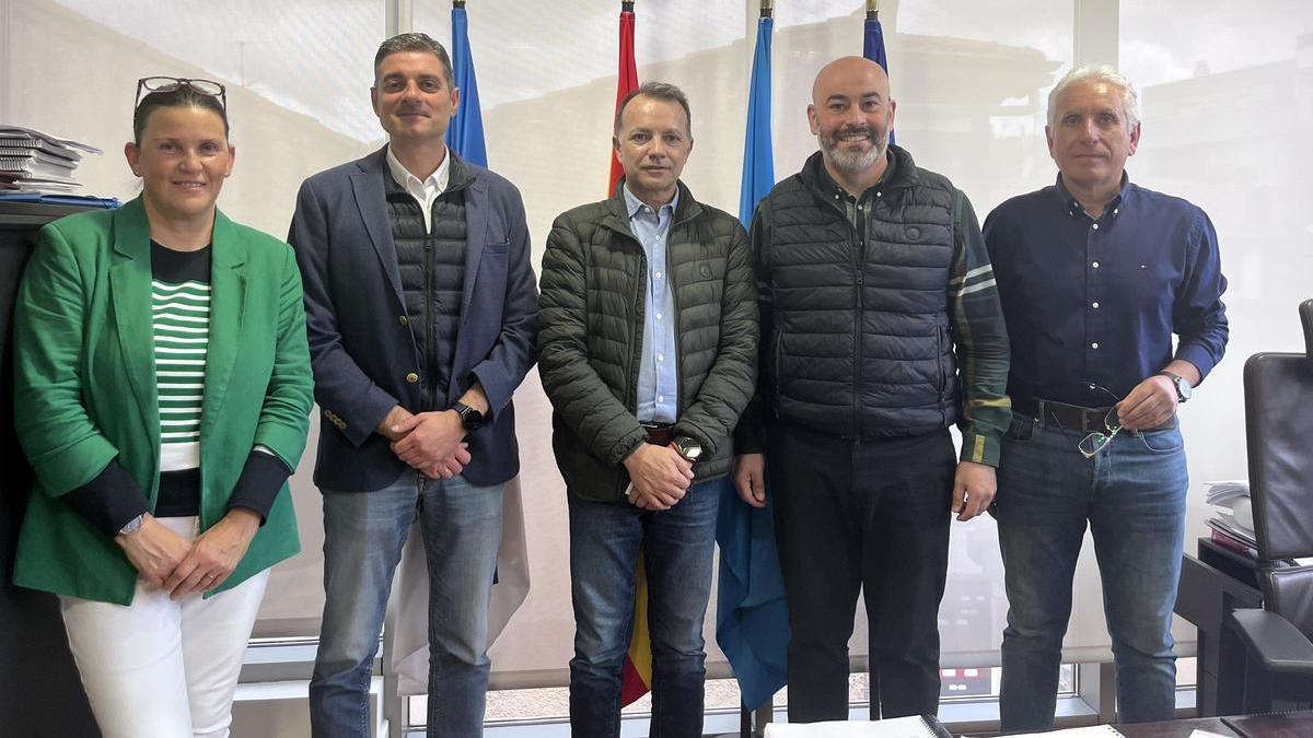 Asistentes a la reunión celebrada esta mañana en Ribadesella.