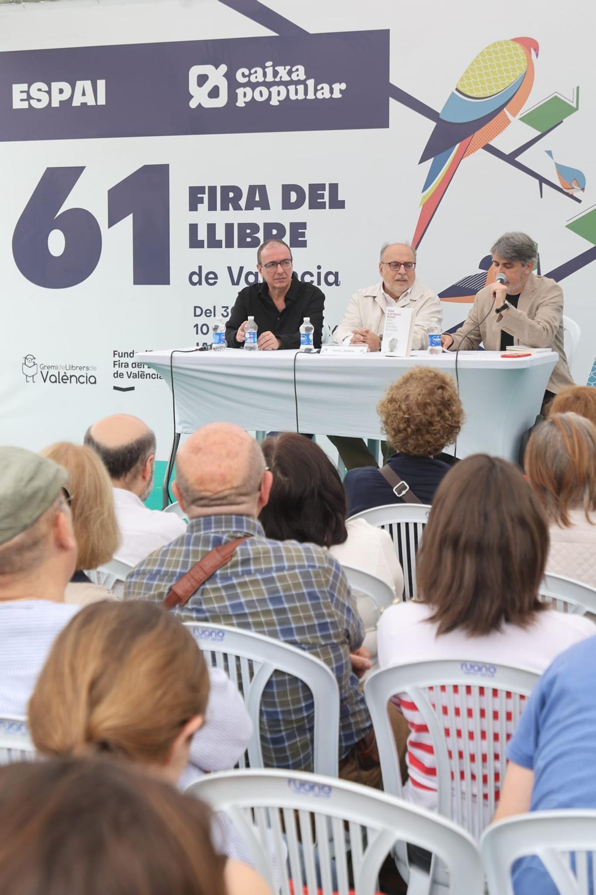 La Fira del Llibre desafía al mal tiempo y celebra un sábado de máxima afluencia La Fira del Llibre desafía al mal tiempo y celebra un sábado de máxima afluencia