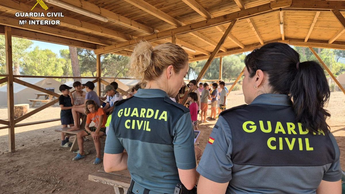 Agentes de la Guardia Civil durante las charlas en el campamento de La Victoria