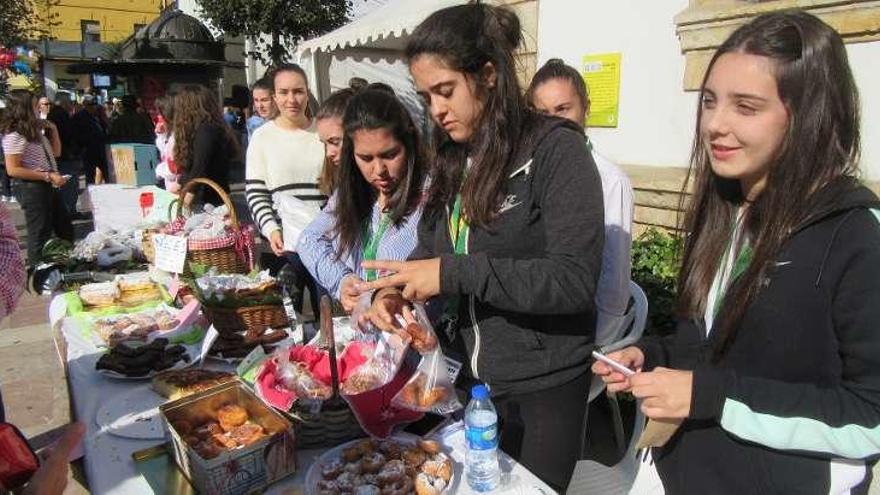 Los alumnos, en el puesto del mercado del Pilar.