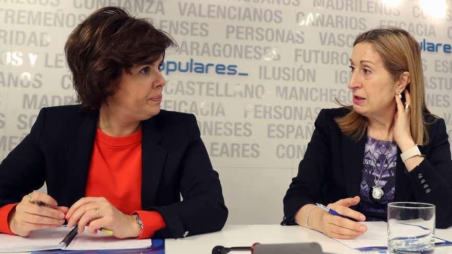 Soraya Sáenz de Santamaría y Ana Pastor, durante la reunión del Comité Ejecutivo Nacional del PP. // Efe