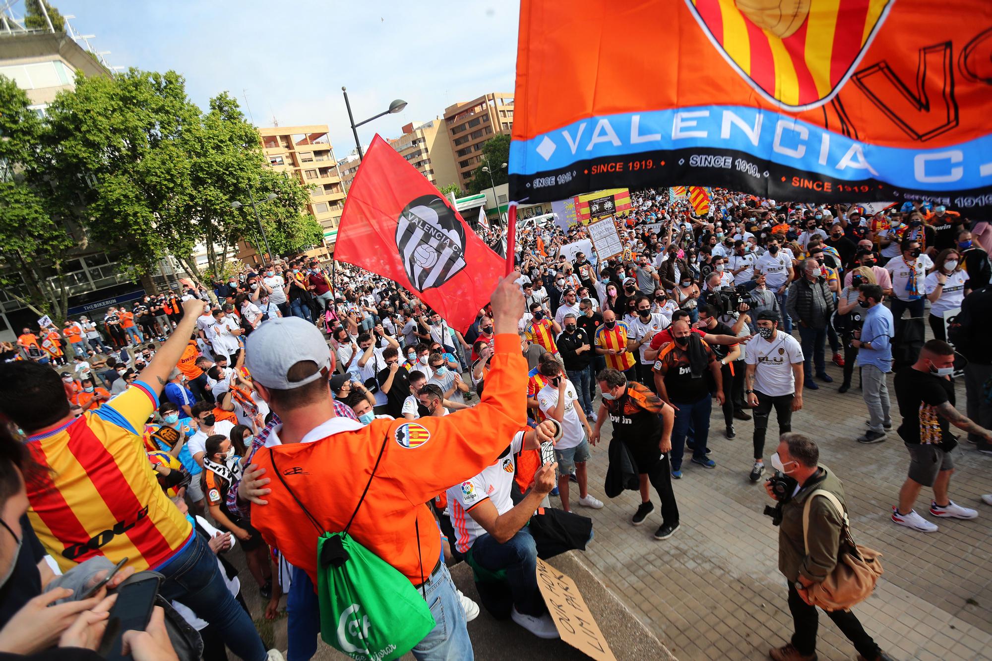 Las imágenes de la marcha de la afición valencianista contra Lim