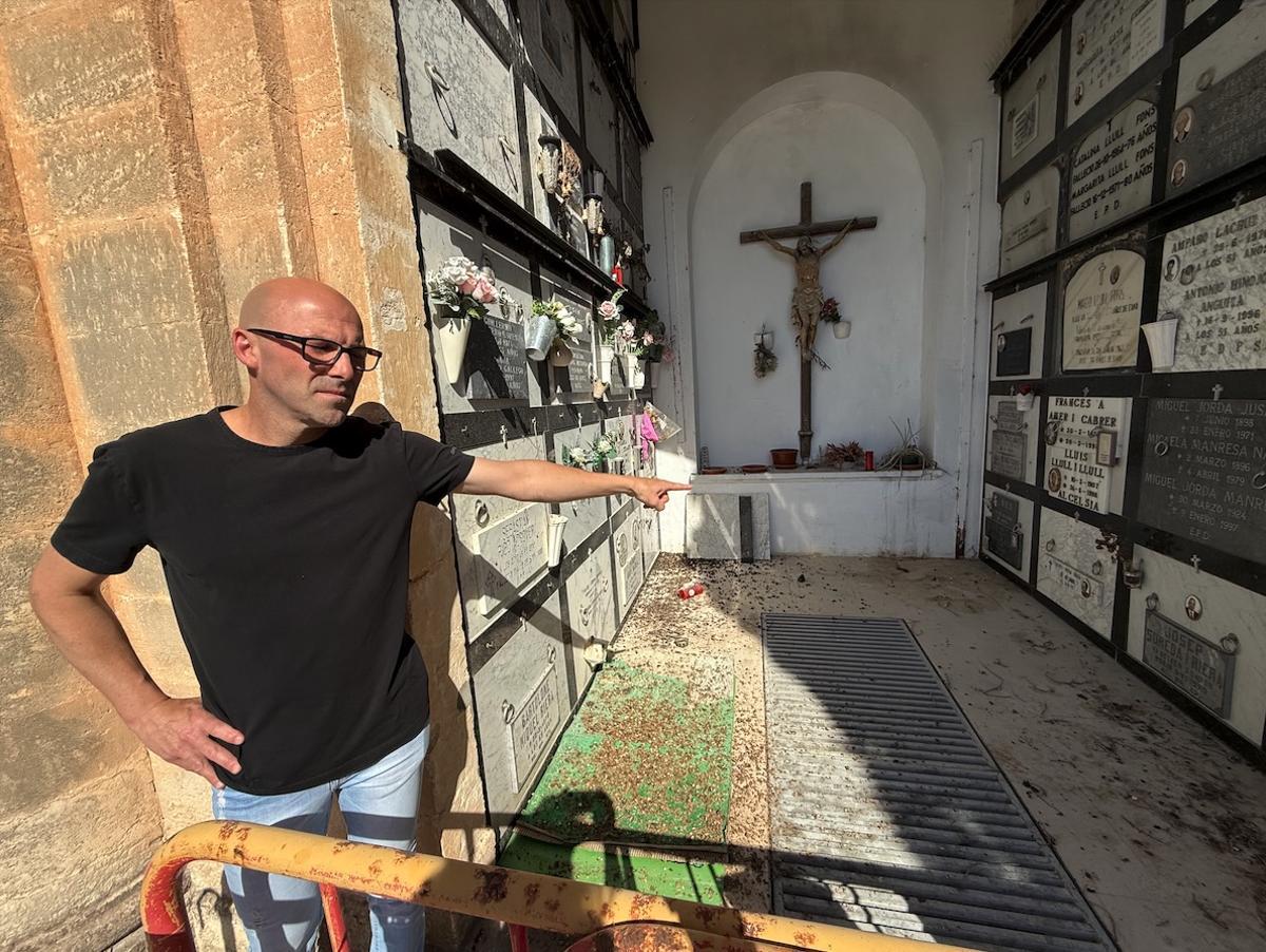 Andreu Riera, en el cementerio de Son Coletes.