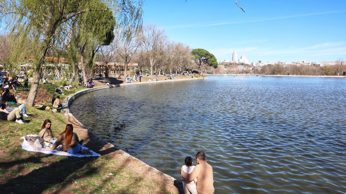 Varias personas disfrutan del buen tiempo en la Casa de Campo, a 19 de marzo de 2023, en Madrid (España). A falta de un día para que comience la primavera, el lunes 20 de marzo, los madrileños han salido a disfrutar del buen tiempo en terrazas y parques.