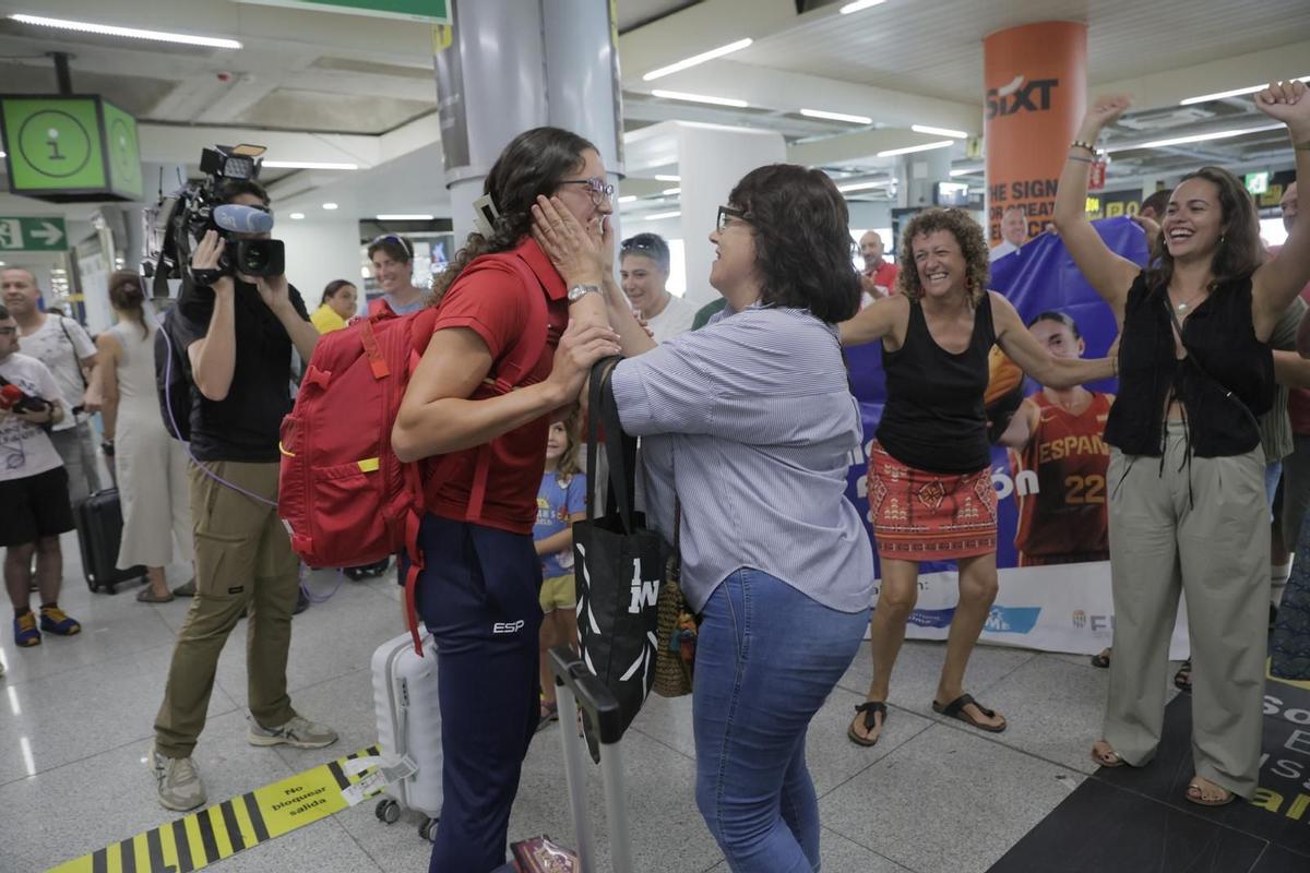 Emotivo recibimiento a Juana Camilión al aeropuerto de Palma tras lograr la playa en los Juegos de Paris.