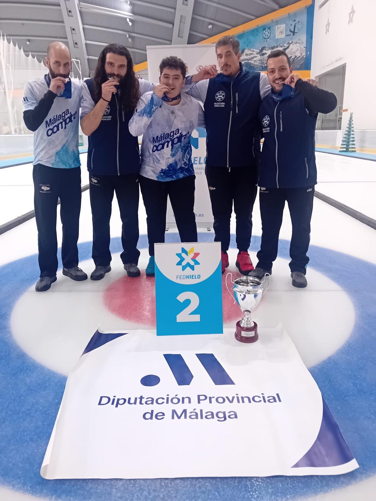 Los jugadores malagueños muestran el patrocinio de la Diputación.