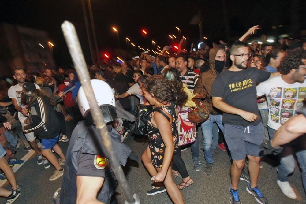 Los manifestantes protestan contra el AVE