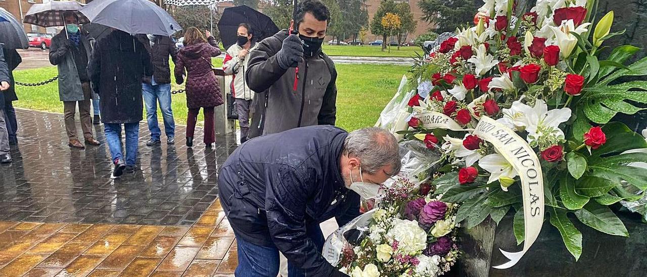 Gregorio Rabanal, ayer, dejando un ramo de flores en el Monumento al Minero en Mieres.