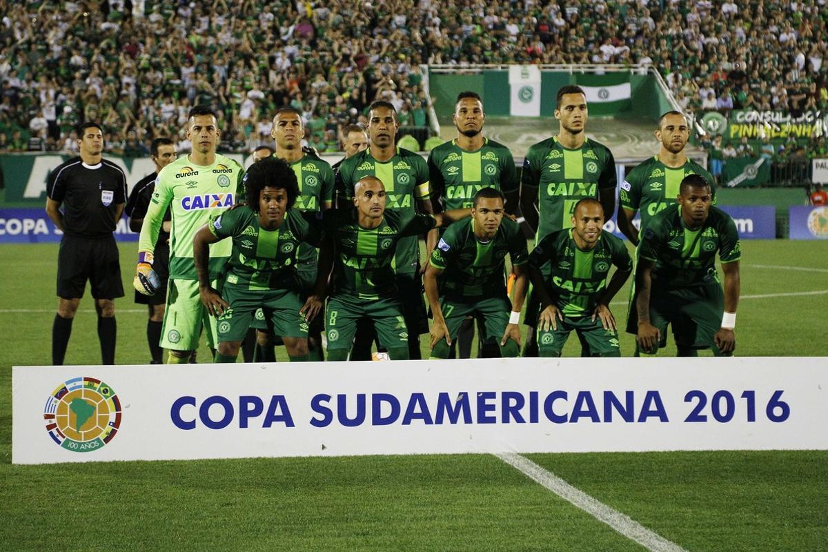 BRA12. MEDELLÍN (COLOMBIA), 29/11/2016.- Fotografía del 23 de noviembre de 2016, de jugadores del Chapecoense quienes posan al inicio del partido de vuelta por las semifinales de la Copa Sudamericana, en la Arena Condá de Chapecó (Brasil). Un avión con 81 personas a bordo, entre ellas el equipo de fútbol Chapecoense de Brasil, se estrelló este 28 de noviembre de 2016, cuando se aproximaba al aeropuerto José María Córdoba de la ciudad colombiana de Medellín, informó esa terminal aérea. EFE/Marcio Cunha /Archivo