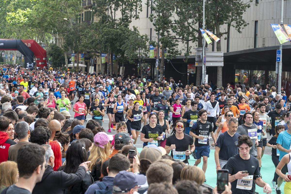 Los participantes finalizando en plaça Catalunya su recorrido de 10 km durante la 44 edición de la Cursa de El Corte Inglés