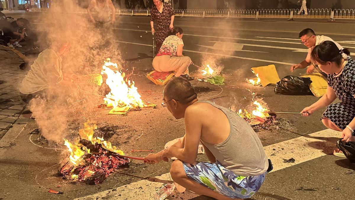 Pequeñas hogueras en las que se queman papeles que representan los objetos de los que disfrutarán los difuntos.