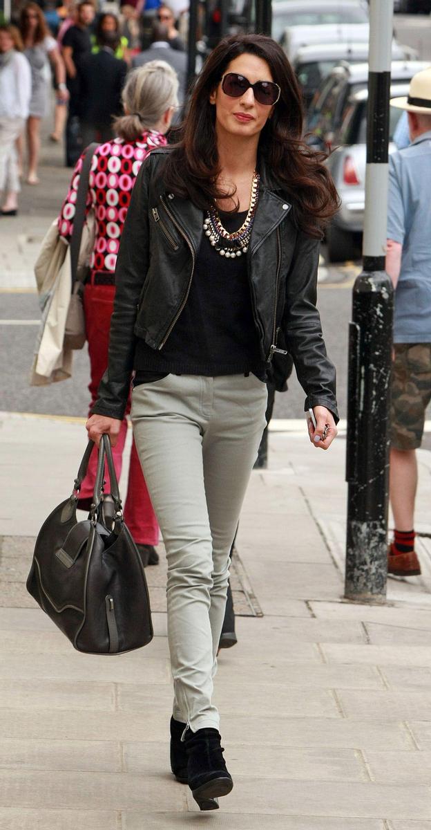 Amal Clooney con bolso negro estilo rockero