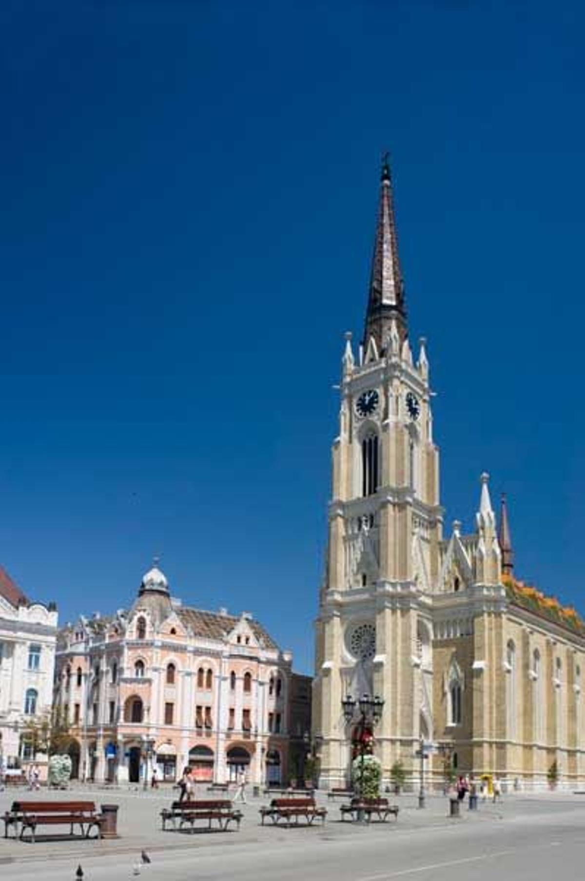 La Catedral católica de Novi Sad data de principios del siglo XVIII y es de estilo gótico. Su torre mide 52 metros de altura.