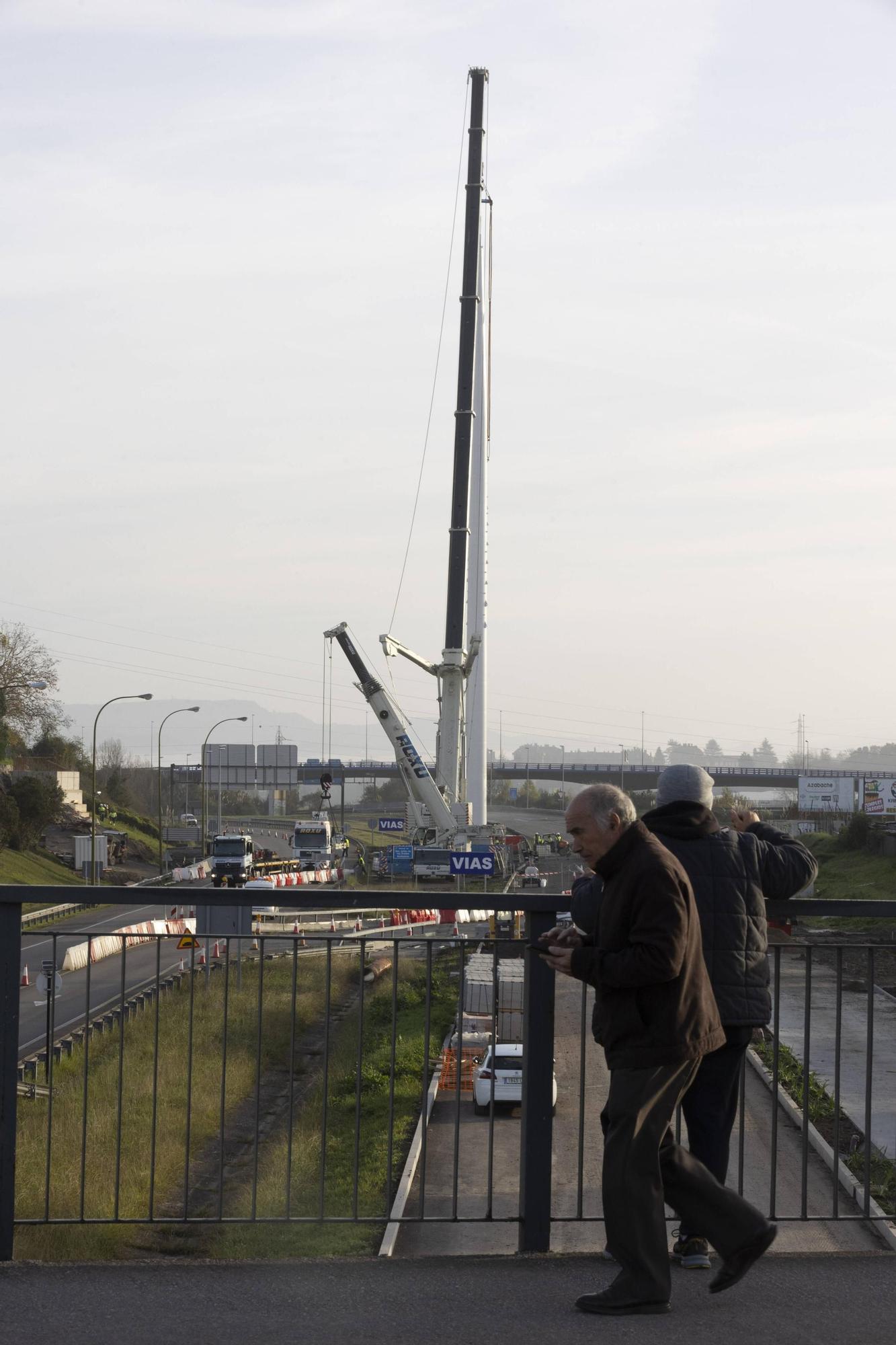 EN IMÁGENES: Así fue la instalación del mástil de 55 metros en las obras de la entrada de Oviedo