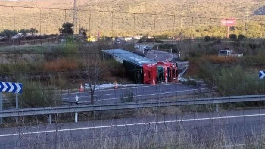 Un hombre resulta herido leve al vocar su camión a la altura de Aldeanueva del Camino