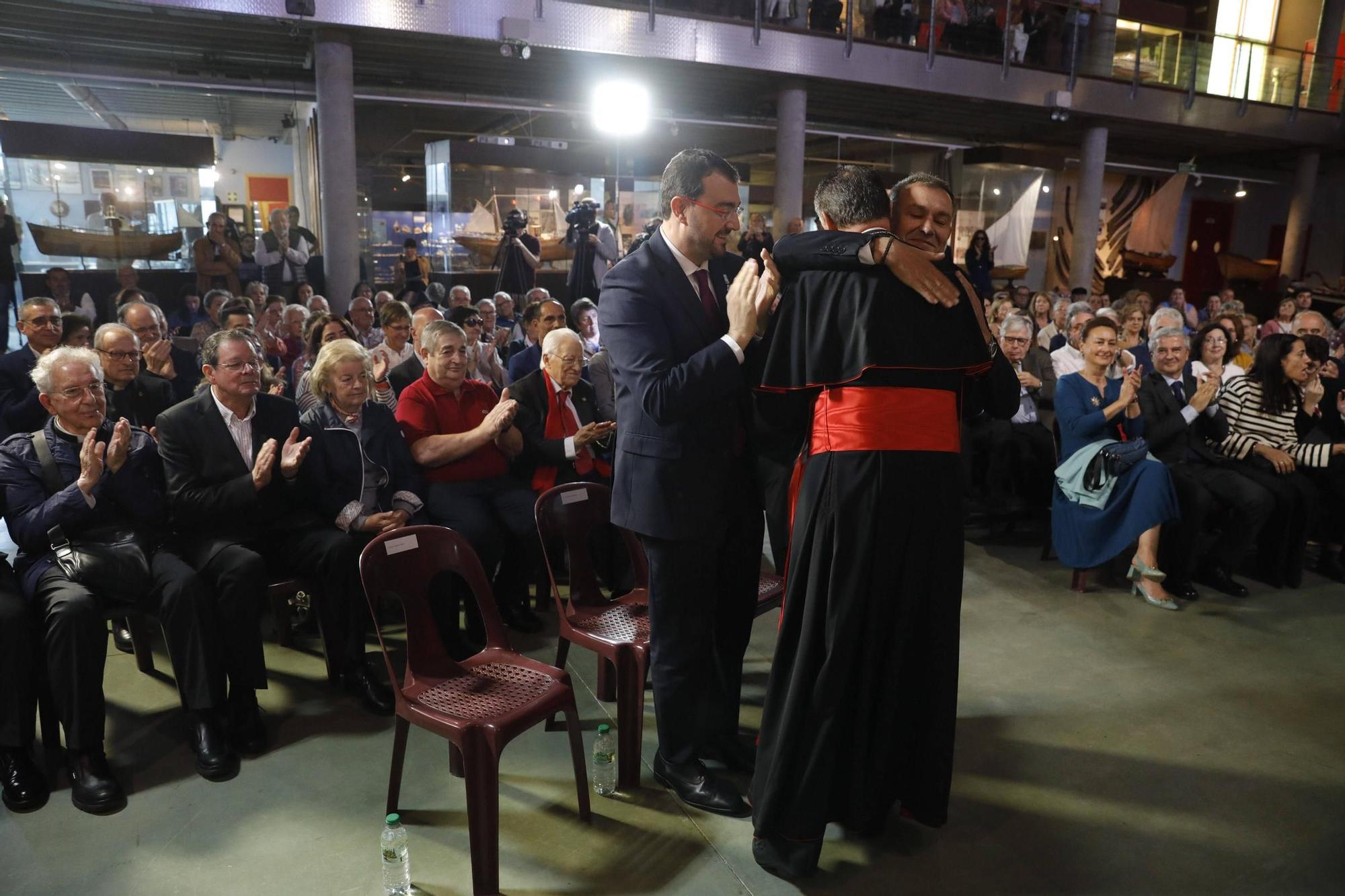 El cardenal Ángel  Fernández Artime recibe el título de Hijo Predilecto de Asturias en Luanco (Gozón)